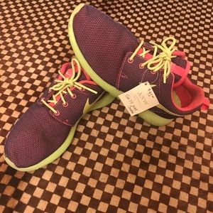 Nike Roshe Women Sneakers-A Must See Deal!!